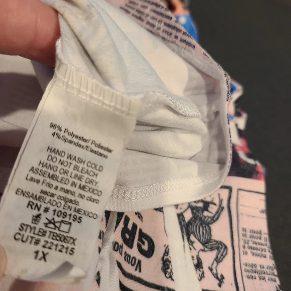 Newspaper print women's top short sleeve sz .1X tie in front - Picture 7 of 8